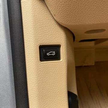 BMW csomagtérajtó nyitó gombfedél