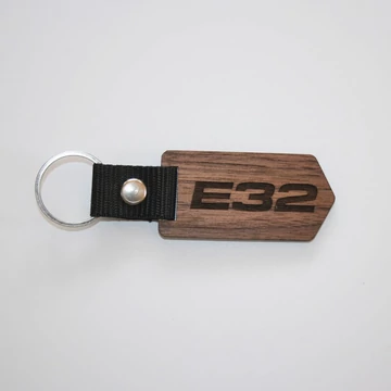 Egyedi kulcstartó E32 felirattal