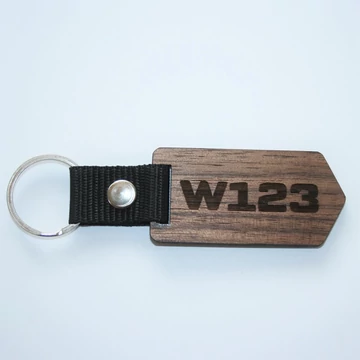 Egyedi kulcstartó W123 felirattal