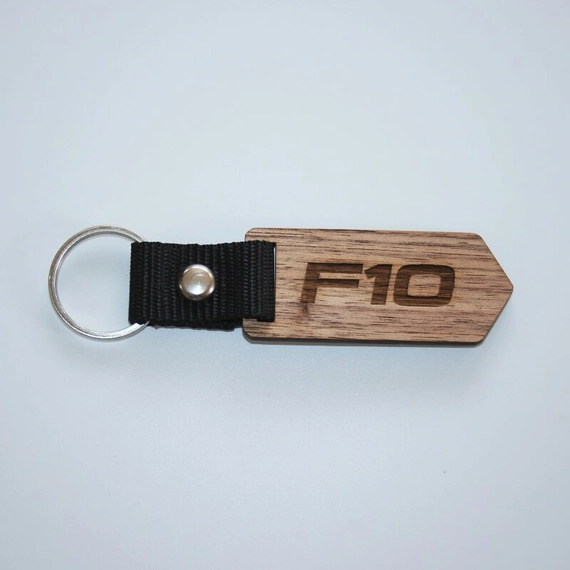 Egyedi kulcstartó F10 felirattal