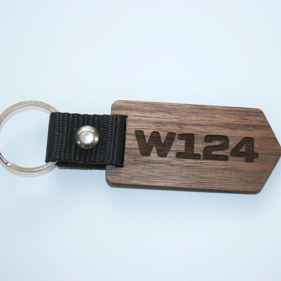 Egyedi kulcstartó W124 felirattal